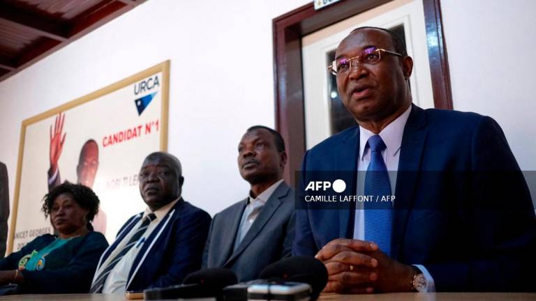 Anicet Georges Dologuele (R), leader of URCA party and former prime minister. - Camille LAFFONT / AFP