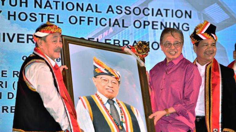 Premier Sarawak Tan Sri Abang Johari Tun Openg (dua, kanan) menerima potret daripada Menteri Pendidikan, Inovasi dan Pembangunan Bakat Sarawak Datuk Seri Roland Sagah Wee Inn (kiri) pada Perasmian Asrama Komuniti Persatuan Dayak Bidayuh Nasional (DBNA) dan Sambutan Ulang Tahun Ke-70 DBNA di Ibu Pejabat DBNA, Jalan Kumpang, Off Jalan Ong Tiang Swee, malam tadi - fotoBERNAMA