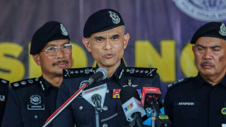Ketua Polis Selangor, Datuk Shazeli Kahar (dua, kiri) pada sidang media berhubung tangkapan dan rampasan rokok tidak bercukai di Ibu Pejabat Polis Daerah Sepang, hari ini- BERNAMA