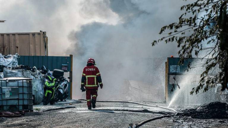 Anggota Bomba dan Penyelamat memasuki kawasan kebakaran di Kawasan Perindustrian Kota Puteri berhampiran Taman Megah Ria hari ini.Sebuah kawasan penyimpanan lori dan minyak enjin di Jalan Cenderai 27, Taman Kota Puteri, Masai di sini musnah kira-kira 60 peratus dalam kebakaran tengah hari tadi. - fotoBERNAMA