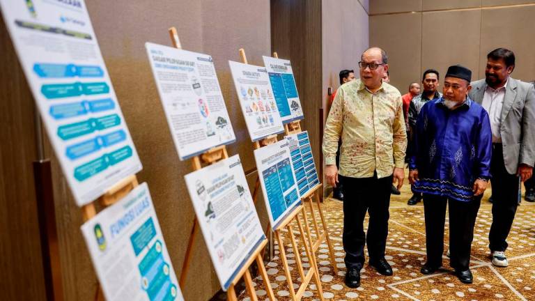 Exco Infrastruktur dan Pertanian Negeri Selangor Datuk Ir Izham Hashim (kiri) bersama Pengarah Lembaga Urus Air Selangor (LUAS) Ir Ts Dr Mohmad Asari Daud (dua,kiri) melihat pelan pengurusan lembangan Sungai Langat pada Program Bengkel Semana Semula Pelan Pengurusan Bersepadu Lembangan Sungai Langat, Lembangan Sungai Selangor dan Lembangan Sungai Klang (IRBM) 2022- 2030 hari ini- fotoBERNAMA