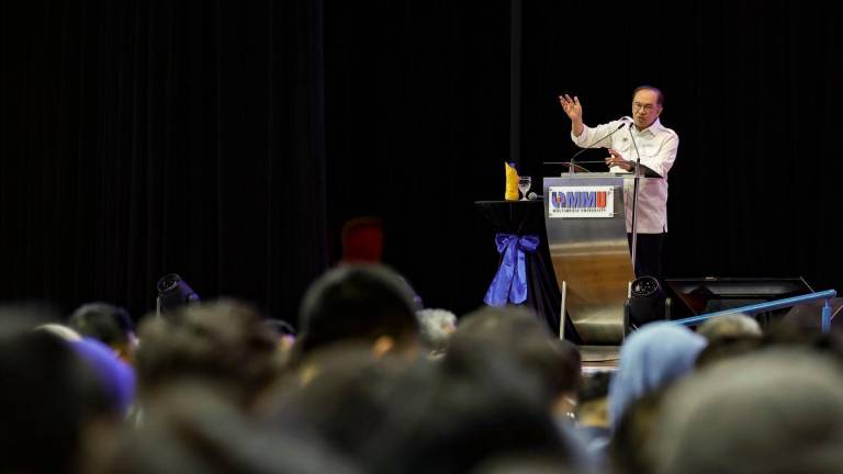 Perdana Menteri Datuk Seri Anwar Ibrahim berucap pada Program Temu Anwar@Universiti Multimedia (MMU) serta pelancaran Fakulti Kecerdasan Buatan dan Kejuruteraan MMU hari ini.-fotoBERNAMA