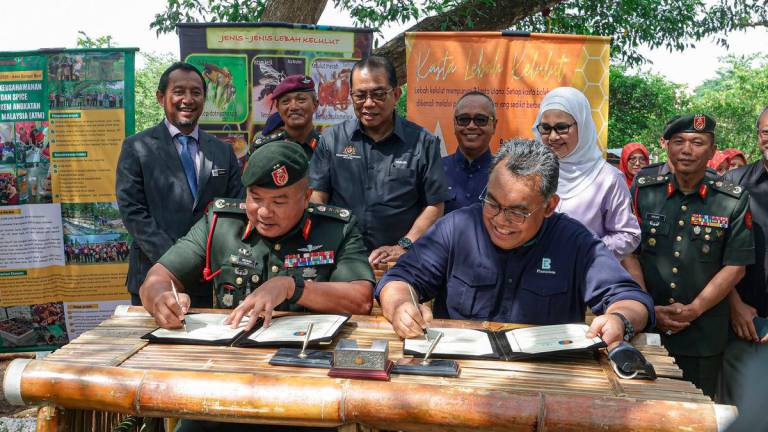 Menteri Pertahanan Datuk Seri Mohamed Khaled Nordin (tiga, kiri) menyaksikan Majlis Menandatangani Memorandum Perjanjian (MoA) antara Asisten Ketua Staf Perkhidmatan Anggota (AKSPA), Mejar Jeneral Datuk Ts Reizal Arif Ismail dan Pengarah Urusan Bousted Plantation Datuk Zulkarnain Md Eusope semasa melakukan lawatan kerja ke Markas Pemerintahan Medan Barat Tentera Darat di Kem Perdana Sungai Besi hari ini - fotoBERNAMA