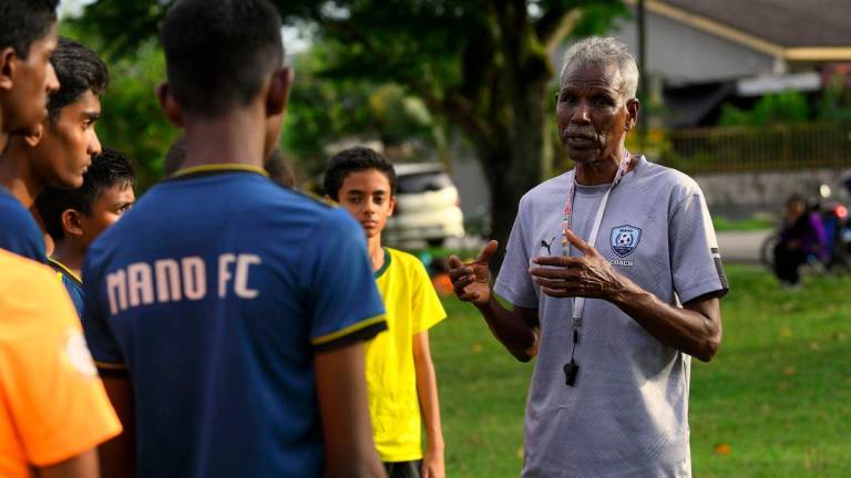 Jurulatih bola sepak R. Manoharan - FotoBernama