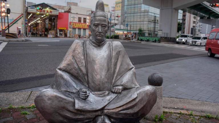 This photo taken on July 8, 2019 shows a statue of Toyotomi Hideyoshi, who completed the unification of Japan in the 16th century, on the corner of a busy street in the city of Nagoya, Aichi prefecture. - Richard A. Brooks / AFP