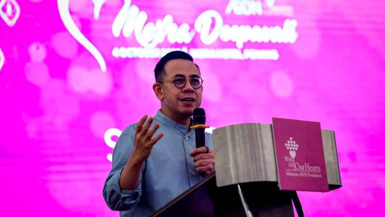 Menteri Sumber Manusia Steven Sim Chee Keong menyampaikan ucapan pada Majlis Mesra Deepavali AEON hari ini- BERNAMA