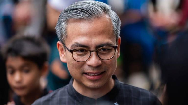 Menteri Komunikasi yang juga Ahli Parlimen Lembah Pantai, Datuk Fahmi Fadzil bercakap kepada pemberita ketika hadir pada Majlis Korban di Masjid Muhammadi, Angkasapuri hari ini. fotoBERNAMA