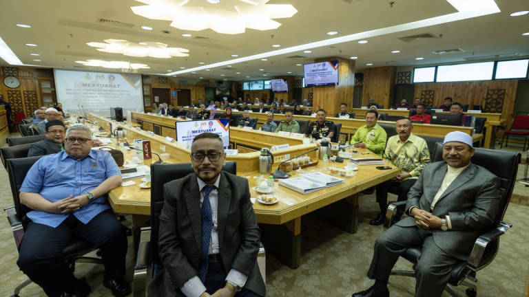 Kelantan Menteri Besar, Datuk Mohd Nassuruddin Daud, during a photo session after the Anti-Drug Action Council (MTMD) Meeting in Kota Darul Naim today. Also present was Director-General of the National Anti-Drugs Agency (AADK), Datuk Ruslin Jusoh (second from right). – BERNAMA
