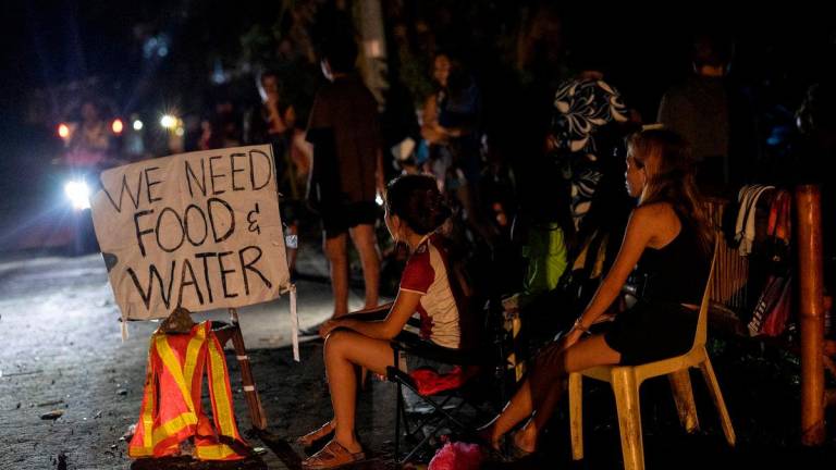 Gambar tujuan representasi sahaja: Penduduk yang terjejas akibat gempa bumi berkekuatan 6.9 magnitud duduk dan menunggu di tepi jalan untuk mendapatkan bantuan di Bogo, Cebu, Filipina, 2 Oktober 2025. REUTERSpix