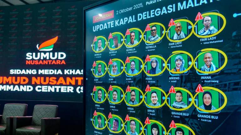 Ketua Pegawai Eksekutif Majlis Perundingan Pertubuhan Islam Malaysia (MAPIM) Datuk Dr Ahmad Sani Araby Al-Kahery memberikan taklimat keadaan terkini rakyat Malaysia yang ditahan pada sidang media di Pusat Gerakan Sumud Nusantara (SNCC) hari ini- fotoBERNAMA