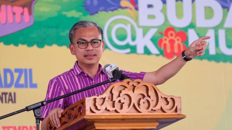 Menteri Komunikasi merangkap Ahli Parlimen Lembah Pantai Datuk Fahmi Fadzil berucap pada majlis Pelancaran Program Kesenian dan Kebudayaan @Lembah Pantai di PPR Kerinchi hari ini- fotoBERNAMA