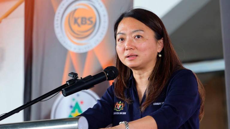 Menteri Belia dan Sukan Hannah Yeoh ketika berucap pada Majlis Penyerahan Projek Menaik Taraf Papan Markah di Pusat Akuatik Negeri, Paroi hari ini - fotoBERNAMA