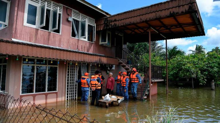 Pengarah Angkatan Pertahanan Awam Malaysia (APM) Kedah, Leftenan Kolonel (PA) Mohd Bukhori Mat Sidik meninjau rumah mangsa banjir ketika melawat Taman Makam Diraja Langgar hari ini- fotoBERNAMA