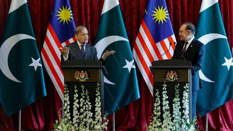 Perdana Menteri Datuk Seri Anwar Ibrahim ketika sidang media bersama Perdana Menteri Pakistan Muhammad Shehbaz Sharif (kiri) di Bangunan Perdana Putra hari ini - fotoBERNAMA