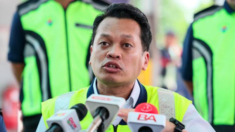 Menteri Sumber Asli dan Kelestarian Alam Nik Nazmi Nik Ahmad pada sidang media semasa Operasi Penguatkuasaan Kenderaan Bermotor di Jalan Jakar, Kemaman, hari ini. - fotoBERNAMA