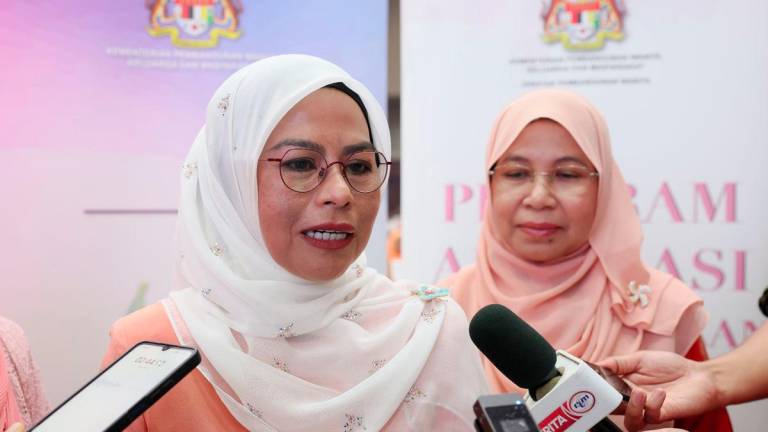 Timbalan Menteri Pembangunan Wanita, Keluarga dan Masyarakat, Datuk Seri Noraini Ahmad pada sidang media selepas perasmian Program Advokasi Kesejahteraan Untuk Wanita @Keganasan Rumah Tangga Tangga (Aku Wanita@KRT) di Kuala Ibai, hari ini. - fotoBERNAMA