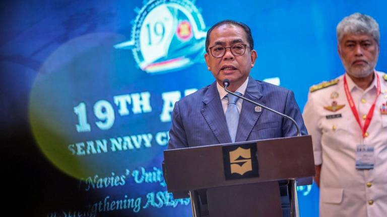 Menteri Pertahanan Datuk Seri Mohamed Khaled Nordin menyampaikan ucapan perasmian pada Mesyuarat Panglima-Panglima Tentera Laut ASEAN (ANCM) Ke-19 di Batu Ferringhi hari ini. - fotoBERNAMA