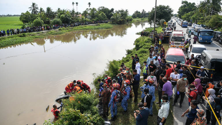 Mayat enam sekeluarga yang dipercayai hilang sejak Sabtu lepas, ditemukan di dalam sebuah kereta di dalam Sungai Korok, dekat Jitra hari ini. - BERNAMA