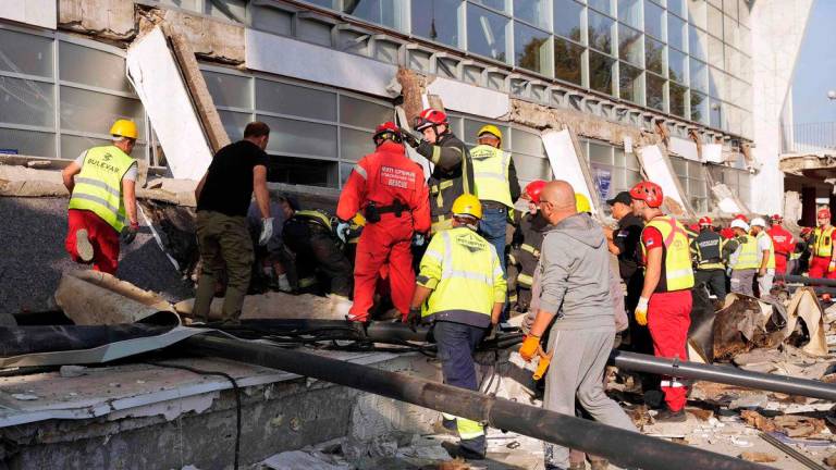 In this handout photograph taken on November 1, 2024 and released by the Ministry of Interior Affairs of Serbia and shows emergency and rescue teams working at the site where a concrete outdoor roof of a train station collapsed in the northern Serbian city of Novi Sad. - AFP PHOTO / Ministry of Interior Affairs of Serbia