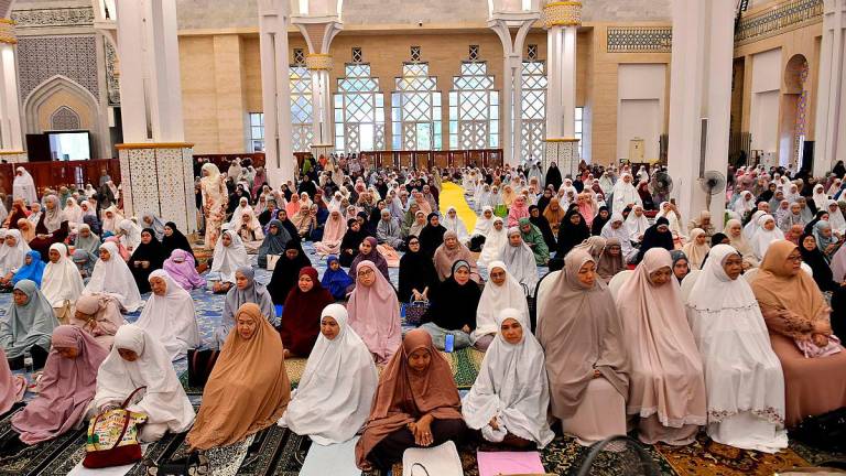 Umat Islam menunaikan solat sunat Aidiladha ketika tinjauan fotoBernama di Masjid Jamek Kuching, hari ini. fotoBERNAMA