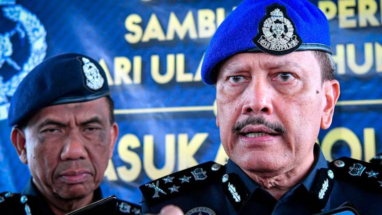 Pengarah Jabatan Keselamatan Dalam Negeri dan Ketenteraman Awam (KDNKA) Datuk Seri Azmi Abu Kassim (kanan) ketika ditemui media ketika hadir ke Perbarisan Sempena Sambutan Peringatan Hari Polis Marin Ke-78 di Markas Operasi Pasukan Polis Marin Wilayah 1 Pulau Indah, Pelabuhan Klang hari ini - fotoBERNAMA