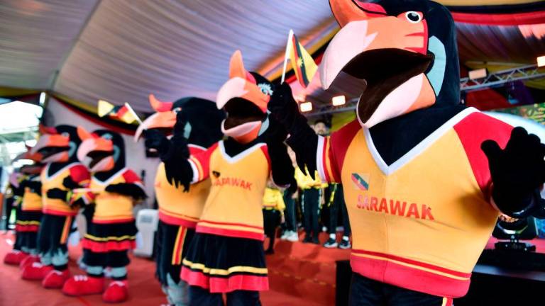 Gelagat maskot rasmi bagi temasya Sukan Malaysia (SUKMA) Satria (lelaki) dan Satrina (perempuan) memeriahkan suasana semasa Majlis Perasmian Larian Baton Bahagian Kuching sempena SUKMA dan Para SUKMA XXI di Tebingan Sungai Kuching hari ini. fotoBERNAMA