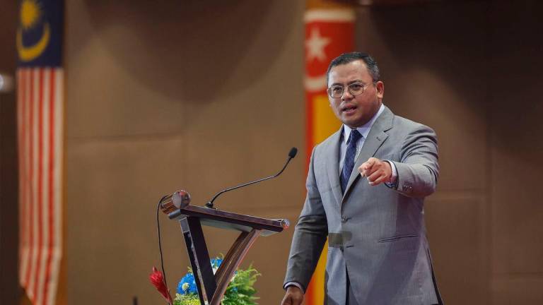 Menteri Besar Selangor Datuk Seri Amirudin Shari menyampaikan ucapan pada Majlis Pelancaran Kempen Kibar Jalur Gemilang dan Perhimpunan Penjawat Awam di Auditorium Dewan Jubli Perak, Bangunan Sultan Salahuddin Abdul Aziz Shah hari ini- BERNAMA