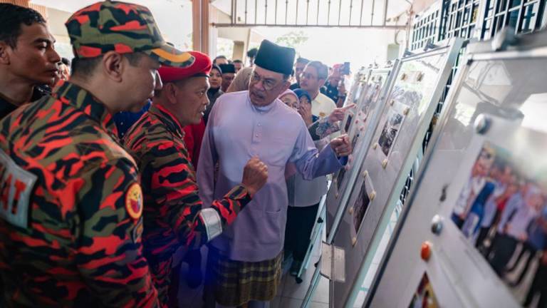 Perdana Menteri, Datuk Seri Anwar Ibrahim berbual dengan Pengarah JBPM Kuala Lumpur, Hassan 'As'ari Omar (dua, kiri) ketika meninjau bangunan pentadbiran Sekolah Menengah Sains Alam Shah, Cheras yang musnah dalam kebakaran, hari ini. - fotoBERNAMA