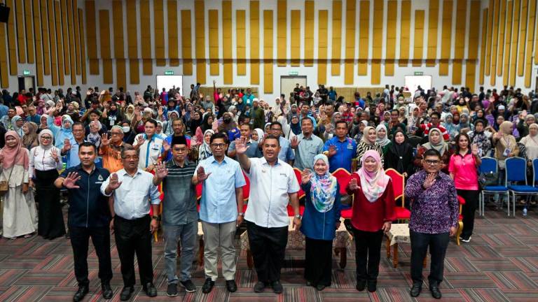 The Political Secretary to the Prime Minister, Datuk Azman Abidin (centre), poses for a photo after delivering food baskets through the 2025 Ihsan Madani Food Basket Contribution Programme at the Bandar Tun Razak parliamentary level, held at the DBKL Training Institute, Bandar Tun Razak, today. - BERNAMAPIX