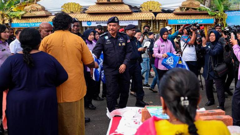 Ketua Polis Pulau Pinang Datuk Hamzah Ahmad (tengah) beramah mesra serta menyampaikan cenderamata kepada penganut Hindu sempena sambutan Thaipusam di Jalan Kebun Bunga hari ini - fotoBernama