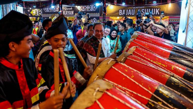 Perdana Menteri Datuk Seri Anwar Ibrahim melakukan lawatan di reruai Rumah Kami pada Majlis Perasmian Sambutan Minggu Perpaduan (SMP) Peringkat Kebangsaan 2025 di pekarangan Stadium Batu Kawan pada Julai 19 - BERNAMA