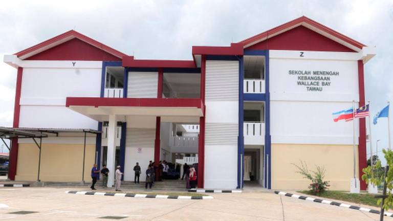 Sekolah baharu Sekolah Menengah Kebangsaan Wallace Bay, Pulau Sebatik Tawau, yang dirasmikan Menteri Pendidikan Fadhlina Sidek hari ini. - fotoBERNAMA