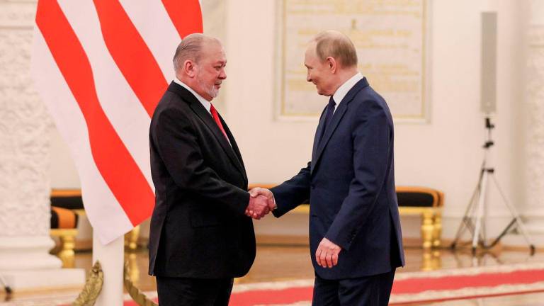 Yang di-Pertuan Agong Sultan Ibrahim berkenan bersalaman dengan Presiden Rusia Vladimir Putin pada Majlis Sambutan Negara di Grand Kremlin Palace, semalam - BERNAMA