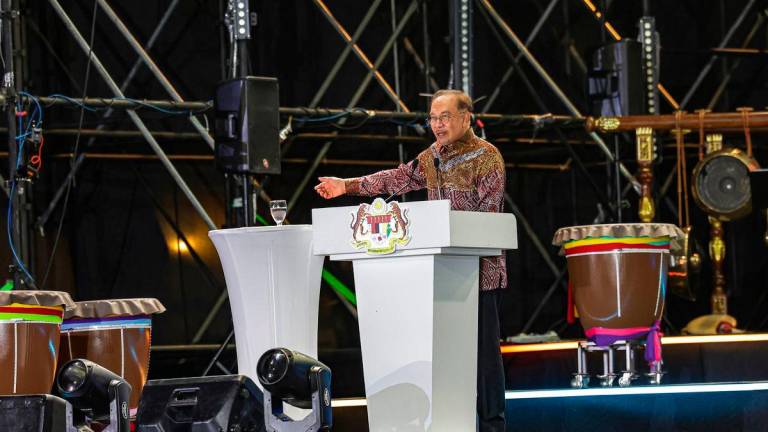 Perdana Menteri Datuk Seri Anwar Ibrahim menyampaikan ucapan pada Majlis Perasmian Festival Budaya Malaysia 2025 di Taman Tasik Titiwangsa, semalam-fotoBERNAMA
