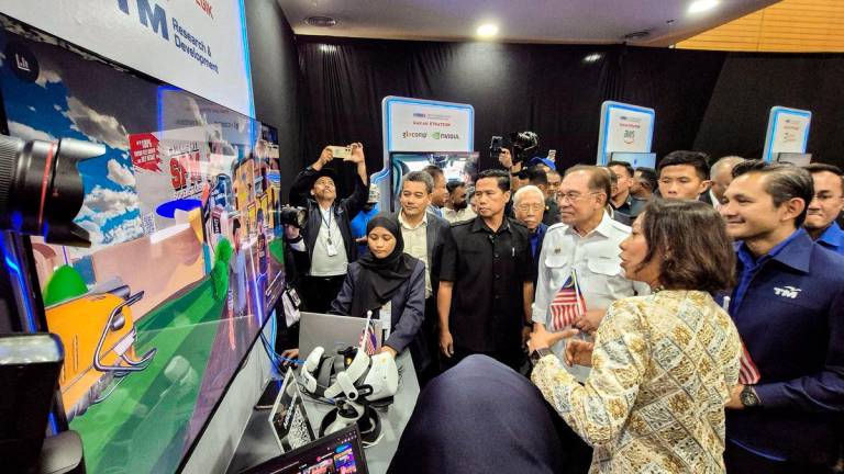 Perdana Menteri Datuk Seri Anwar Ibrahim meluangkan masa melawat ke reruai pameran semasa hadir pada Program Temu Anwar@Universiti Multimedia (MMU) serta pelancaran Fakulti Kecerdasan Buatan dan Kejuruteraan MMU hari ini -fotoBERNAMA