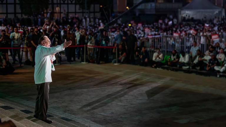 Perdana Menteri Datuk Seri Anwar Ibrahim menyampaikan syarahan khas pada Malam Himpunan dan Selawat Malaysiaku Bersama Gaza sempena Karnival Sumud Nusantara 2025 di Dataran Merdeka malam ini - fotoBERNAMA