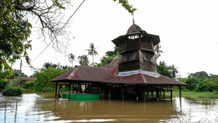 Sebahagian kawasan di Kampung Jalan Makam Diraja Langgar mula dilanda banjir kilat selepas hujan lebat pagi tadi menyebabkan air Sungai Langgar melimpah ketika tinjauan di Pekan Langgar, hari ini- fotoBERNAMA