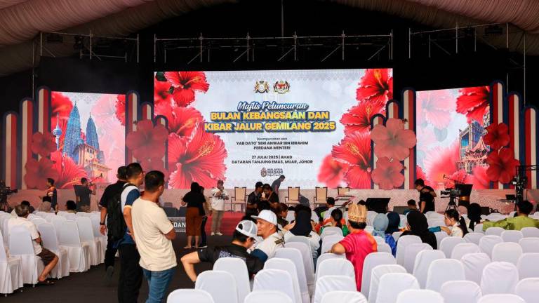 Pentas utama bagi Majlis Peluncuran Bulan Kebangsaan dan Kibar Jalur Gemilang (MPBKKJG) 2025 di Dataran Tanjung Emas kini siap sepenuhnya menjelang Ahad ini - Bernama