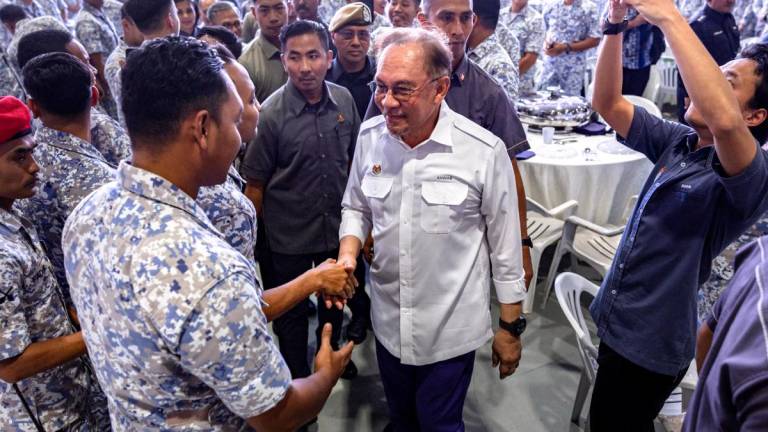 Perdana Menteri Datuk Seri Anwar Ibrahim beramah mesra bersama warga Tentera Laut Diraja Malaysia (TLDM) ketika hadir pada Kenduri Rakyat bersama warga TLDM di Pangkalan TLDM Lumut hari ini. fotoBERNAMA