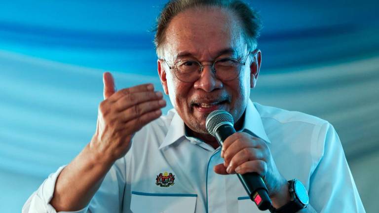 Perdana Menteri Datuk Seri Anwar Ibrahim yang juga Presiden Parti Keadilan Rakyat (PKR) berucap pada Program Sambutan 27 Tahun Reformasi di Ibu Pejabat PKR Melaka, hari ini.- fotoBERNAMA