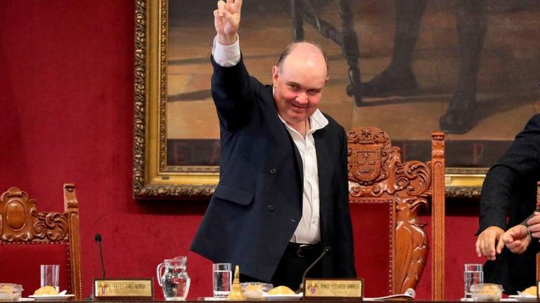 Rafael Lopez Aliaga bids farewell making a victory sign after announcing his resignation as mayor to run for president, during a session of the Metropolitan Council at Lima City Hall in Lima, on October 13, 2025. - CONNIE FRANCE / AFP