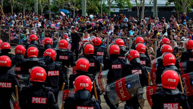 Pasukan Unit Simpanan Persekutuan (FRU) berarak pada acara perbarisan dan perarakan sempena sambutan Hari Kebangsaan 2025 yang bertemakan “Malaysia MADANI: Rakyat Disantuni” di Stadium Batu Kawan hari ini - fotoBERNAMA