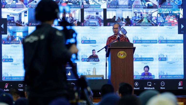 Menteri Komunikasi Datuk Fahmi Fadzil berucap pada Perhimpunan Bulanan Kementerian Komunikasi bagi September 2025 di Menara Komunikasi hari ini-fotoBERNAMA