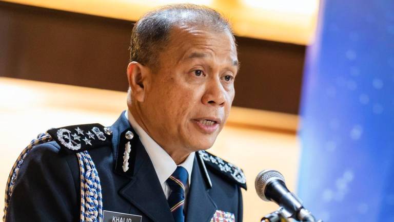 Ketua Polis Negara Datuk Seri Mohd Khalid Ismail berucap pada majlis serah terima tugas Pengarah Jabatan Siasatan Jenayah (JSJ) Bukit Aman di Mes Pegawai Kanan Polis di Bukit Aman, hari ini- BERNAMA