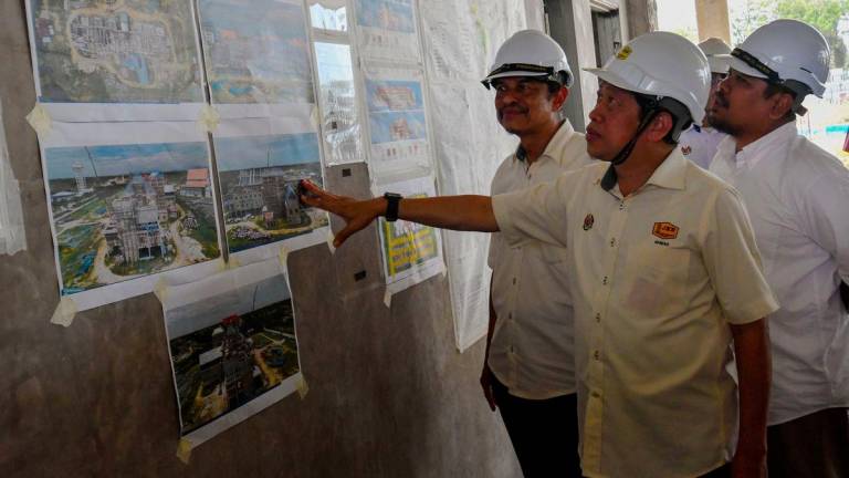 Timbalan Menteri Kerja Raya, Datuk Seri Ahmad Maslan (dua, kanan) melihat pelan Projek Pembinaan Bangunan Kompleks Fakulti Keusahawanan di Universiti Malaysia Kelantan, Kampus Bachok hari ini. - fotoBERNAMA