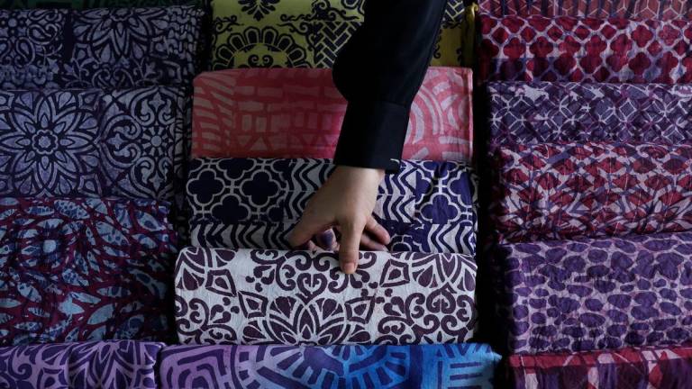 Gambar Hiasan sahaja: Batik tanah liat yang telah dihasilkan di Kraftangan Perak.