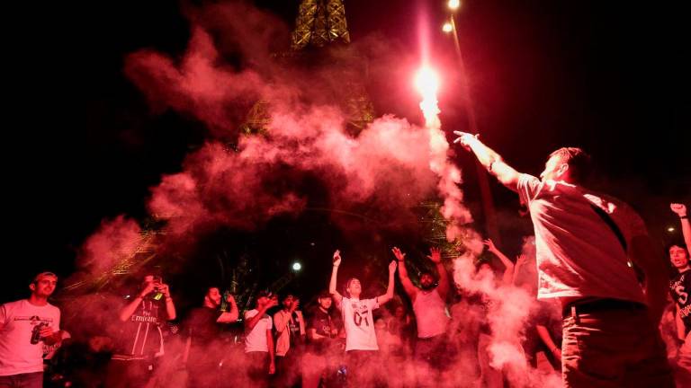 Paris Saint-Germain’s supporters light smoke flares in front of The Eiffel Tower in Paris on May 31, 2025, during celebrations following their 5-0 victory in the UEFA Champions League final football match between Paris Saint-Germain (PSG) and Inter Milan held in Munich.. AFPpix