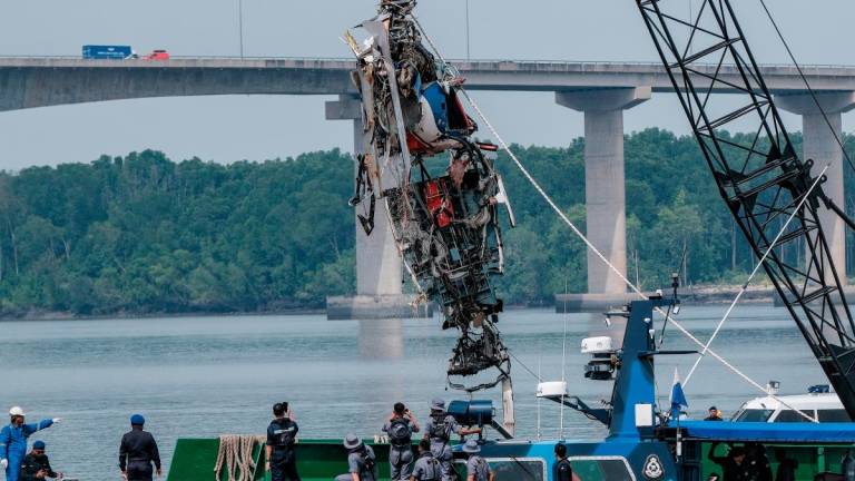 Bangkai helikopter Polis Diraja Malaysia (PDRM) yang terlibat dalam kemalangan Khamis lepas berjaya dinaikkan dengan kerjasama pelbagai agensi di Sungai Pulai, berhampiran Jeti Maritim Malaysia Negeri Johor (APMM) di sini, hari ini- BERNAMA