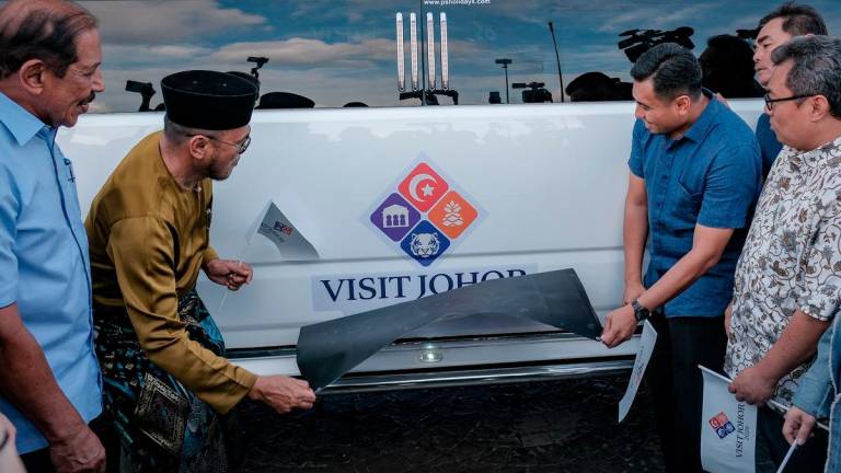 Pengarah Tourism Johor Mohammad Nazrul Abd Rahim (dua, kanan) bersama Ahli Dewan Undangan Negeri (ADUN) Kota Iskandar, Datuk Pandak Ahmad (dua, kiri) melakukan gimik Pelancaran Pelekat Promosi Tahun Melawat Johor 2026 (Visit Johor Year 2026) di pintu utama Stadium Sultan Ibrahim hari ini- BERNAMA