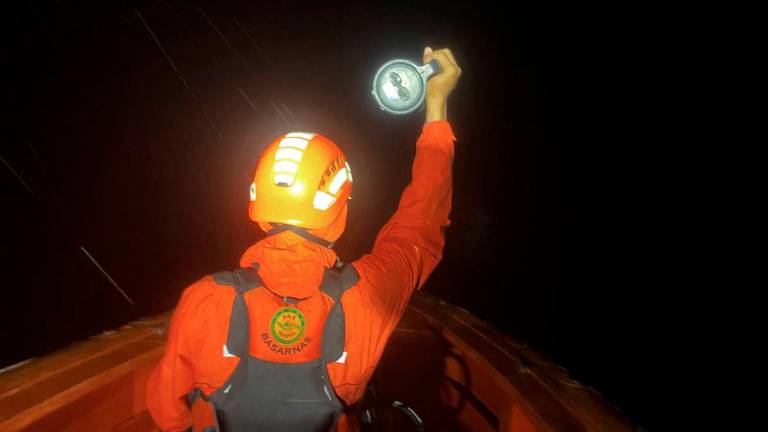A responder using a flashlight during the search for victims of a capsized boat in the waters off Mentawai Islands, West Sumatra. - AFP PHOTO / INDONESIA’S NATIONAL SEARCH AND RESCUE AGENCY